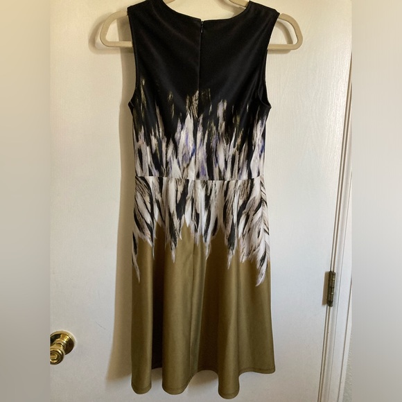 🌞Vince Camuto Black Gold Abstract Feather Print Sleeveless Fit & Flare Dress - Picture 9 of 9